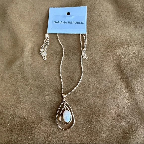 NWT Banana Republic Pearl Drop Necklace